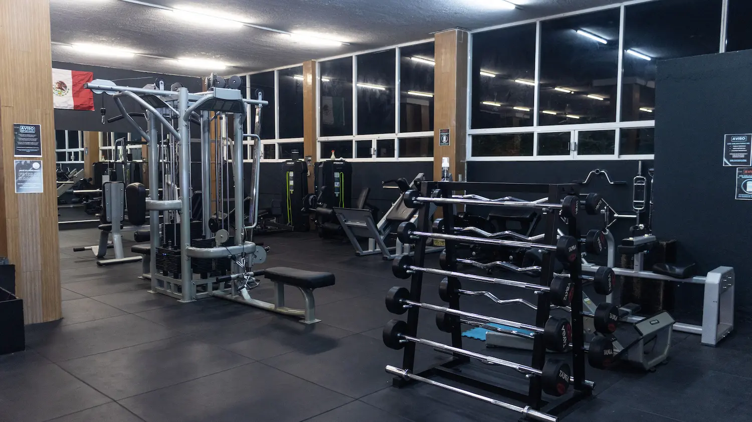 Área de máquinas de fuerza y lockers numerados