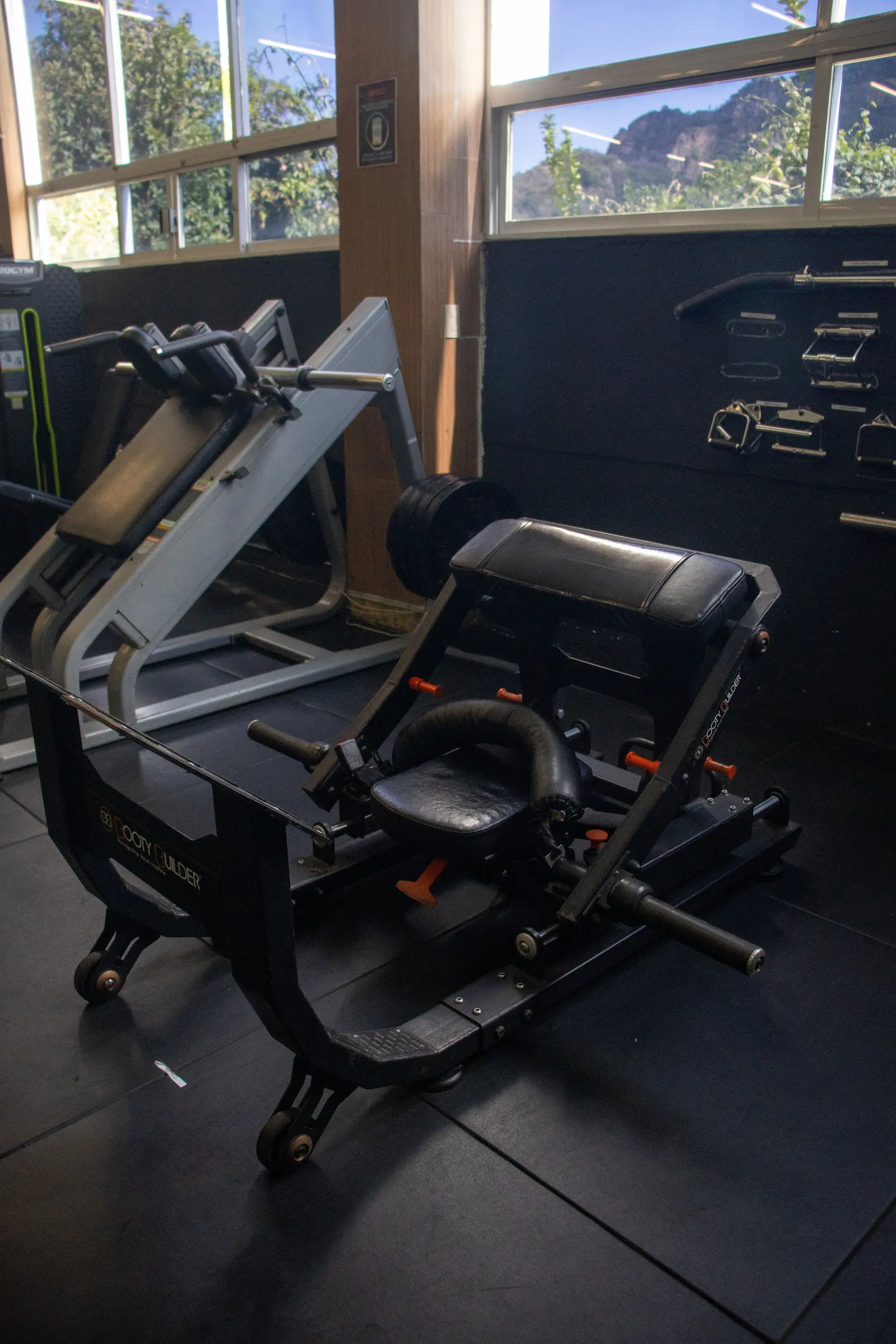 Máquina Booty Builder para hip thrust frente a la montaña